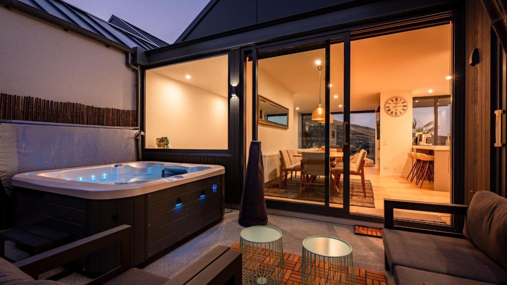 The Tiers- Hot Tub- Ac- Bbq- Free Parking Villa Queenstown Bagian luar foto
